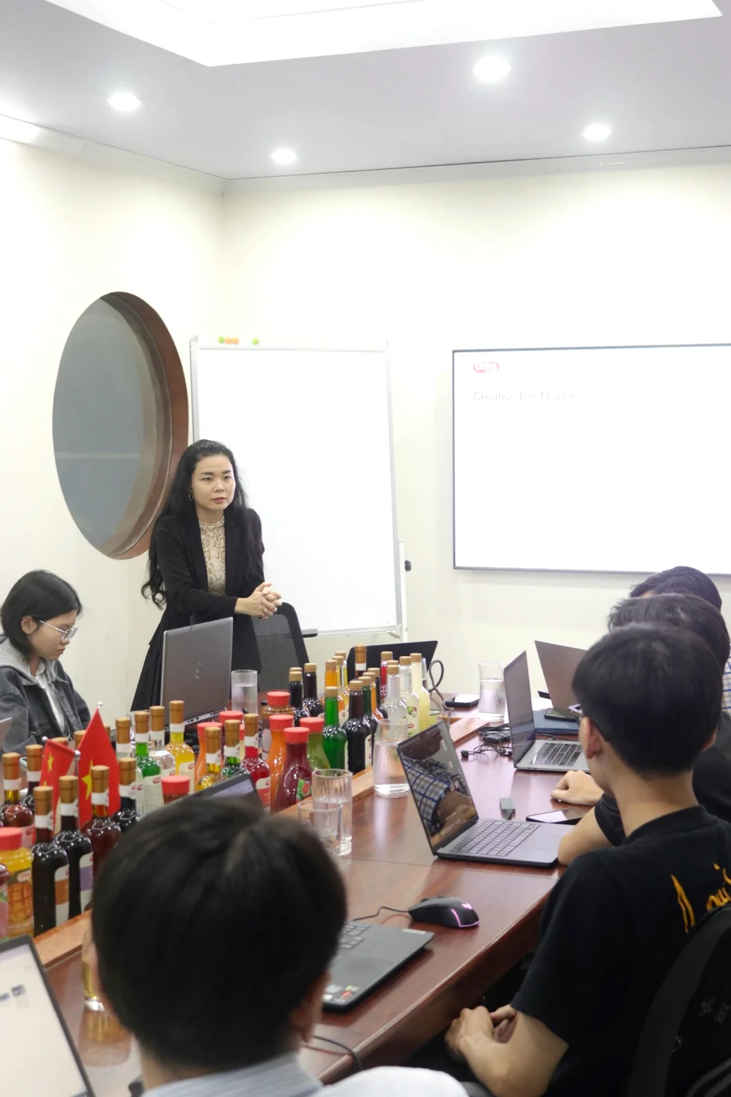 Facilitator METYS trình bày buổi Creative Brief cùng đội ngũ Lương Gia Food