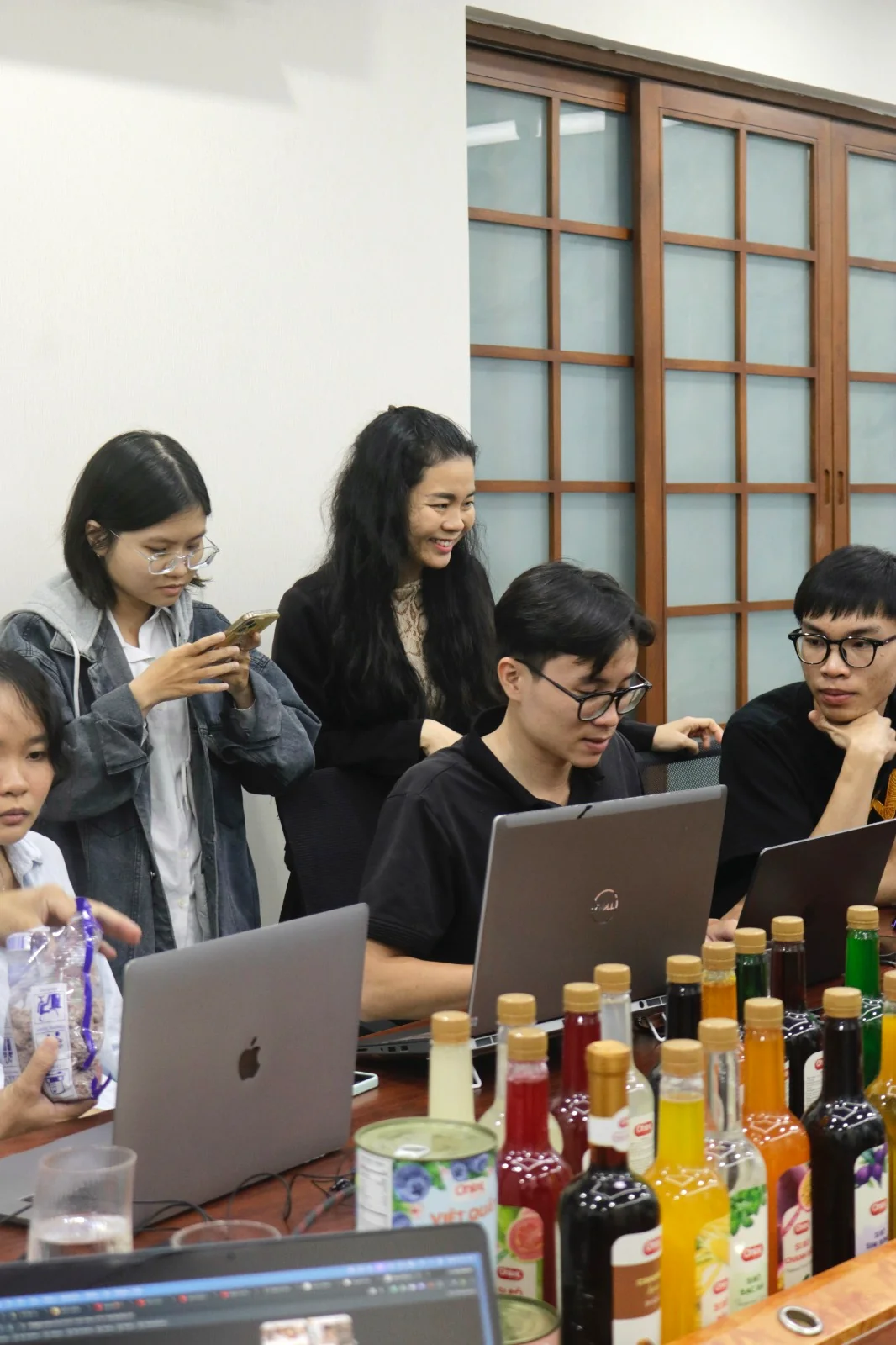 Facilitator METYS kèm cặp trực tiếp học viên Lương Gia Food bên laptop