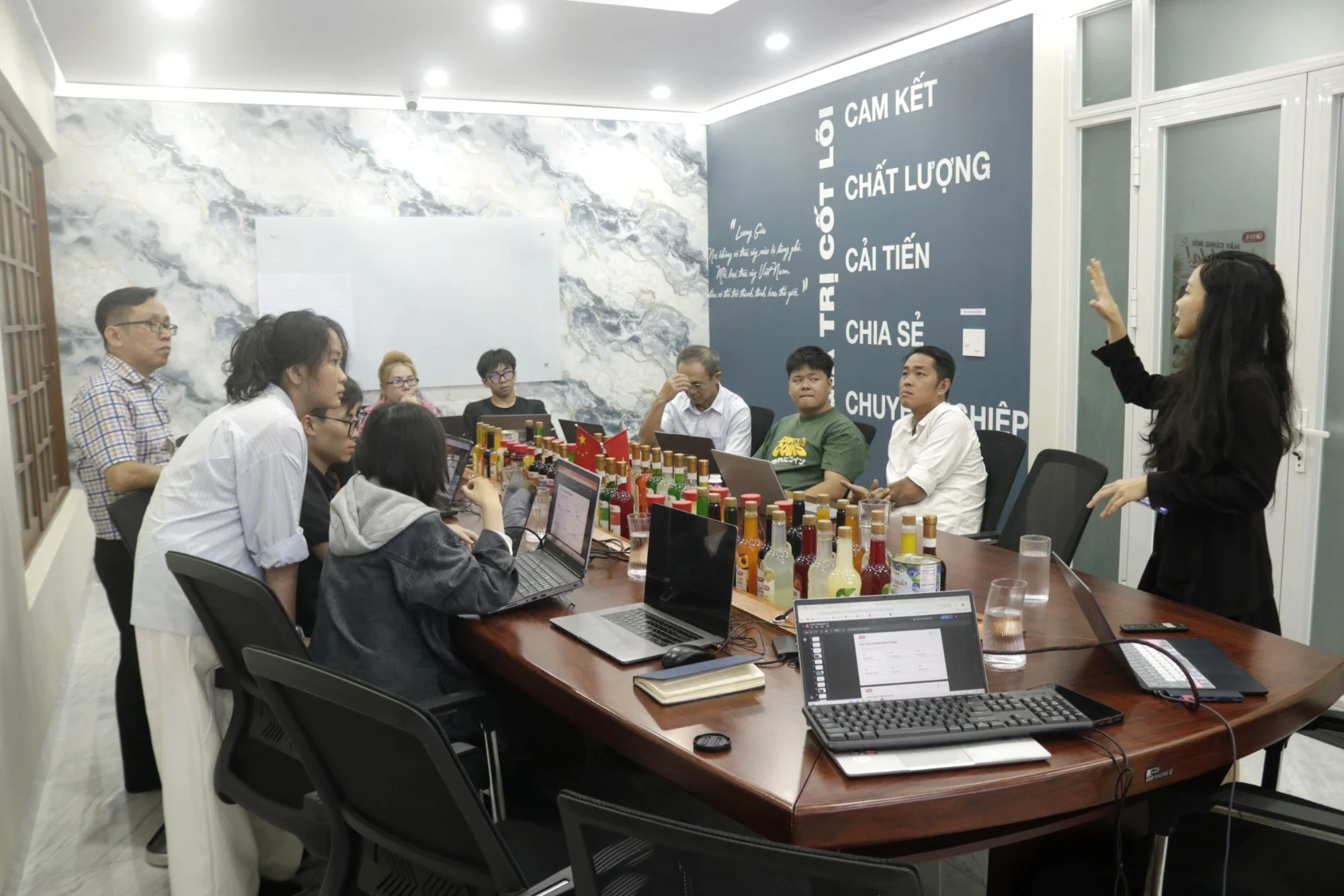 Facilitator METYS dẫn dắt buổi ứng dụng AI trong Marketing cùng đội ngũ Lương Gia Food