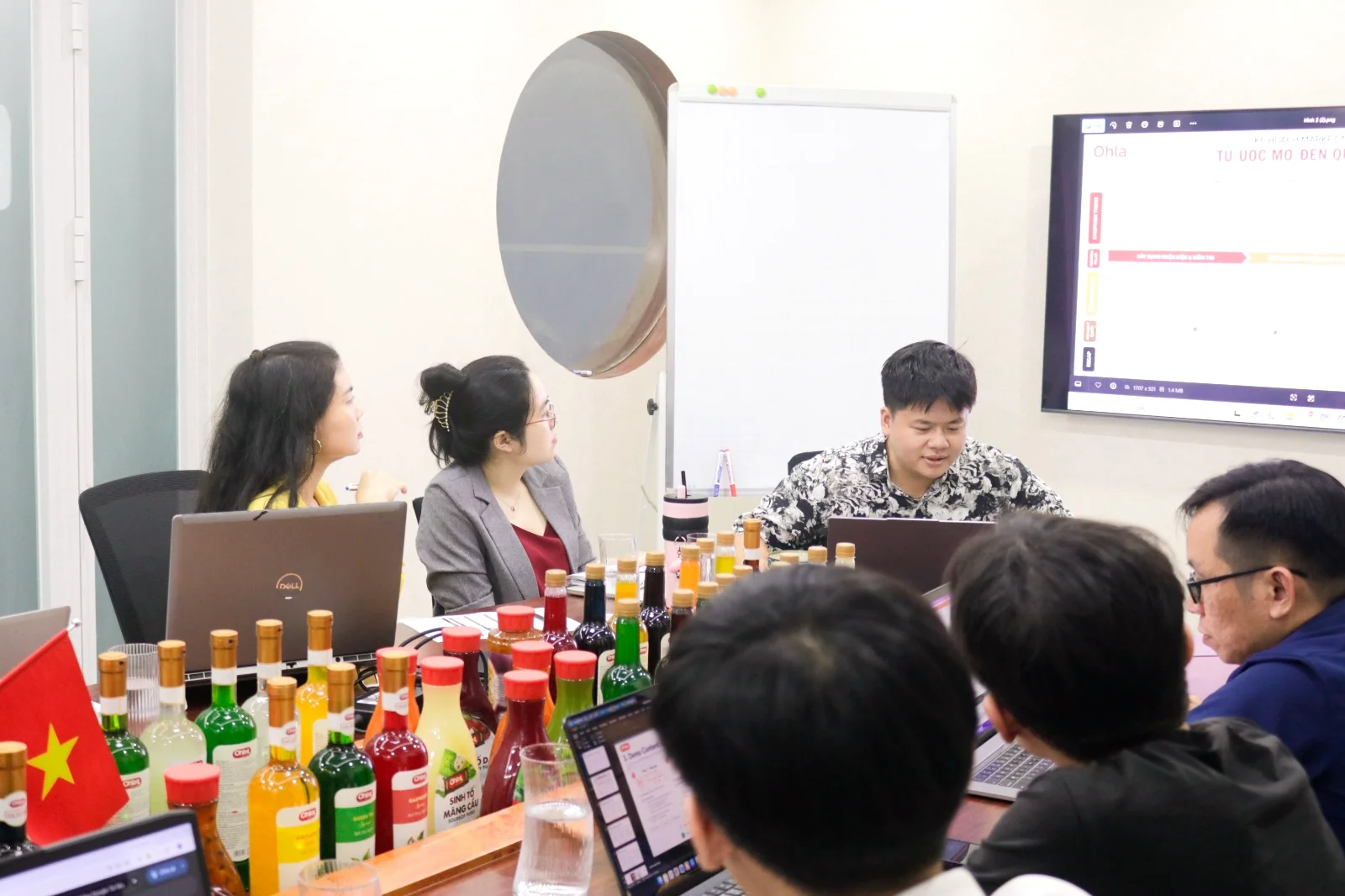 Học viên Lương Gia Food trình bày kế hoạch Marketing trên màn hình để lãnh đạo duyệt